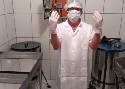Preparando vestuário para manipular mel